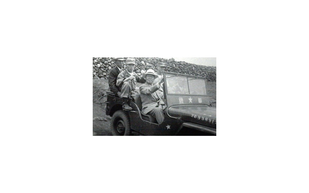 6·25 전쟁이 중 제주도 제1훈련소를 찾은 이승만 대통령이 밴 플리트 미8군사령관(뒷줄 오른쪽), 훈련소장인 장도영 준장(왼쪽 두번째) 등과 함께 지프를 타고 시찰하고 있다. (1952년7월3일)<br />